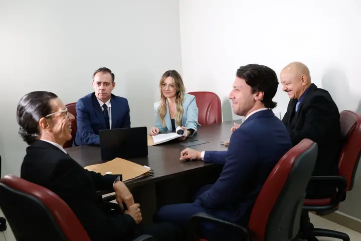 Reunião da equipe no escritório Zanirato & Mega